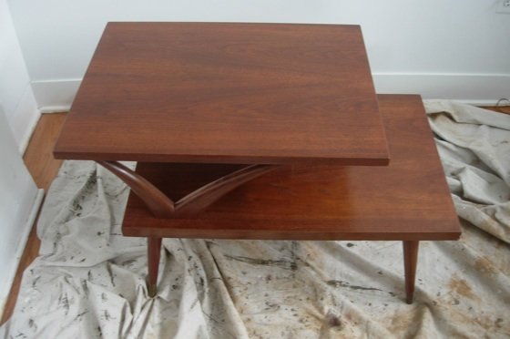 如何重新完成一个木制的桌子