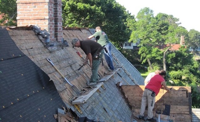 修理或更换屋顶 - 去除瓦片