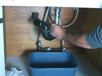安装厨房水槽 - 断开连接