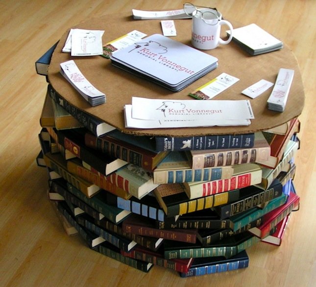 重新利用书籍- DIY桌子