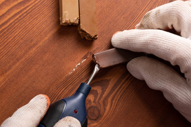 用木材填充物固定硬木地板划痕