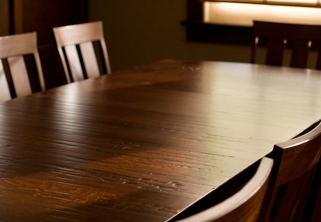 如何清洁木制家具 - 桌子