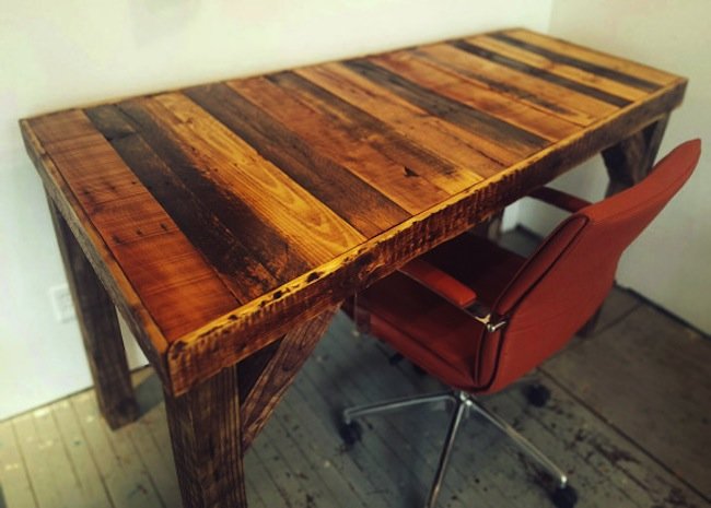 DIY托盘书桌-完成的书桌