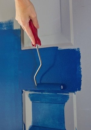 如何油漆一扇门-蓝色镶板