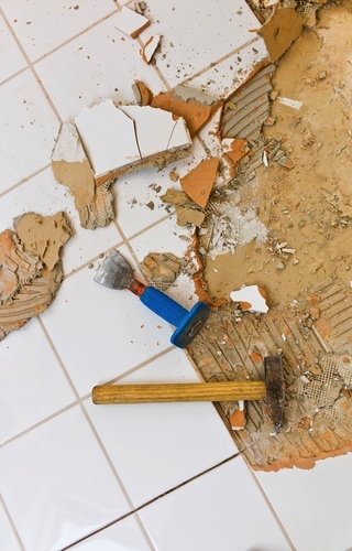 如何拆除瓷砖-锤子和凿子