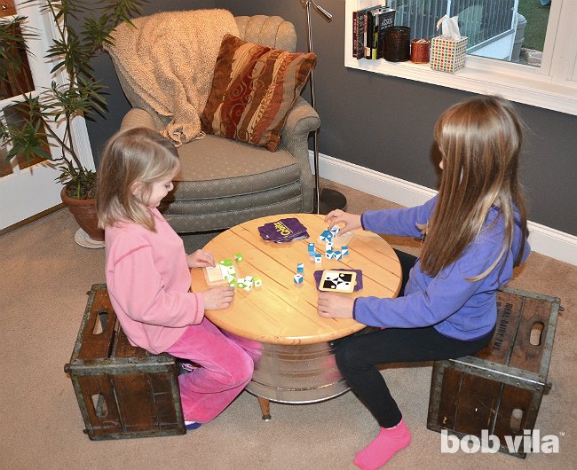 DIY玩具胸部 - 玩具存储在桌子