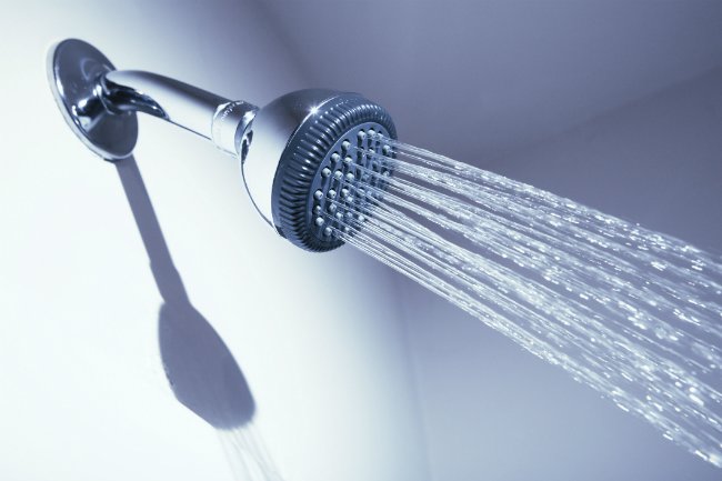 用淋浴喷头的变化节省水和金钱