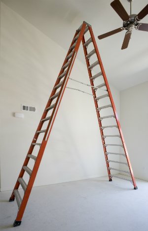 如何平衡吊扇-用梯子