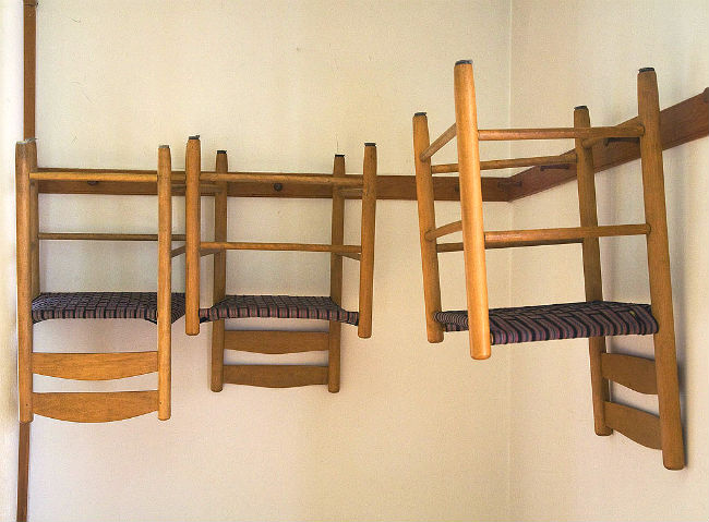 墙上挂着摇床式的椅子