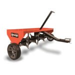 最好的草坪清扫器选项：Agri-Fab 45-0299 48英寸拖塞曝气器和清扫器