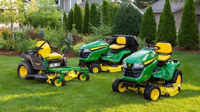 零转弯vs.草坪拖拉机:大型庭院的右割草机