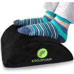 最好的脚踏休息选择：ergofoam符合人体工程学的脚踏在书桌下