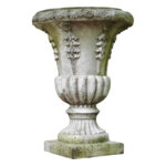 最佳混凝土花园雕像选项：Fleur de Lis Living Renville Cast Stone Urn Planter