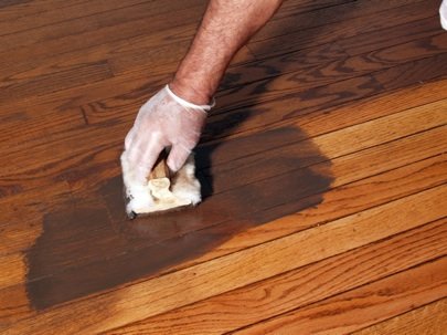 如何改进硬木地板 - 污渍