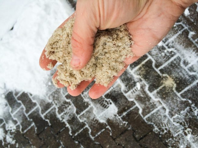 冰冷的表面上的沙子可以防止滑动