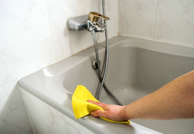 如何清除肥皂泡沫-擦干净浴缸