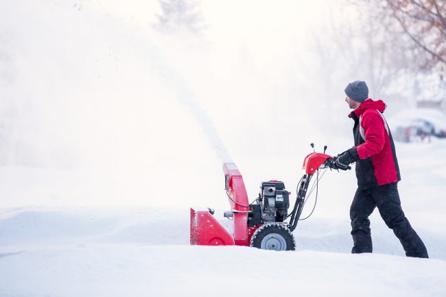 扫雪机与扫雪机：哪种工具最适合您的车道