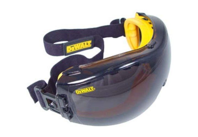 最佳安全眼镜选项：德瓦尔特DPG82-21防雾灯双模具安全眼镜